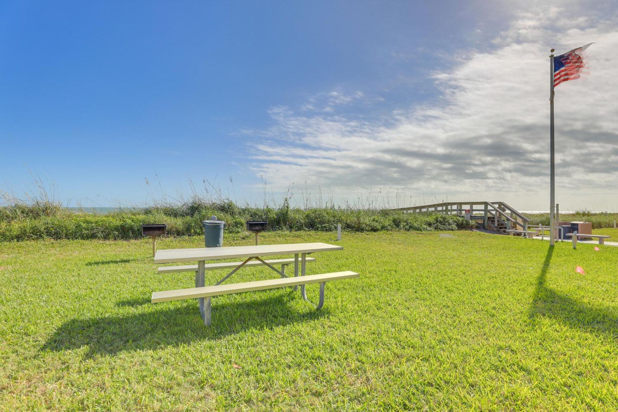 Central Cocoa Beach Condo With View, Steps To Beach! Dış mekan fotoğraf